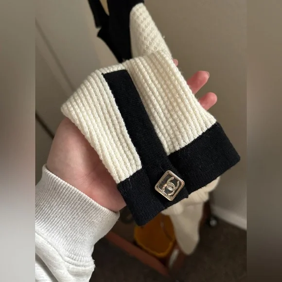 CHANEL Black and Cream V-Neck Sweater - Picture 5 of 14